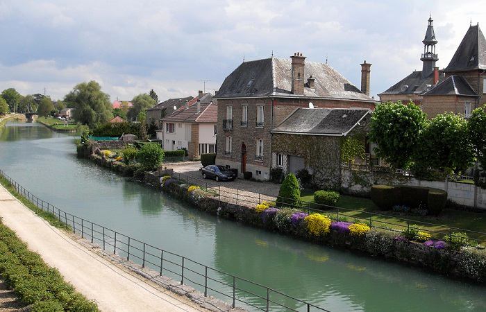 Escapade au bord du canal de la Meuse à Mouzon