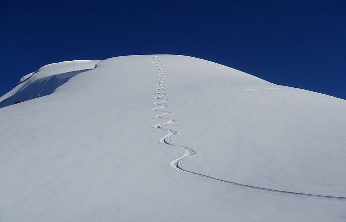 Le bonheur de tracer la première ligne en ski freeride © DR