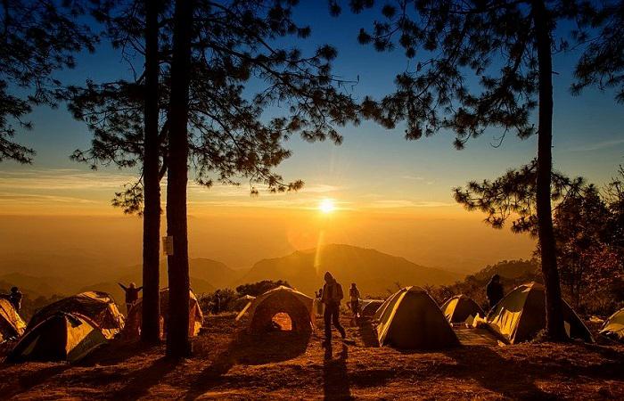 Le camping en famille est idéal pour admirer de magnifiques levers de soleil