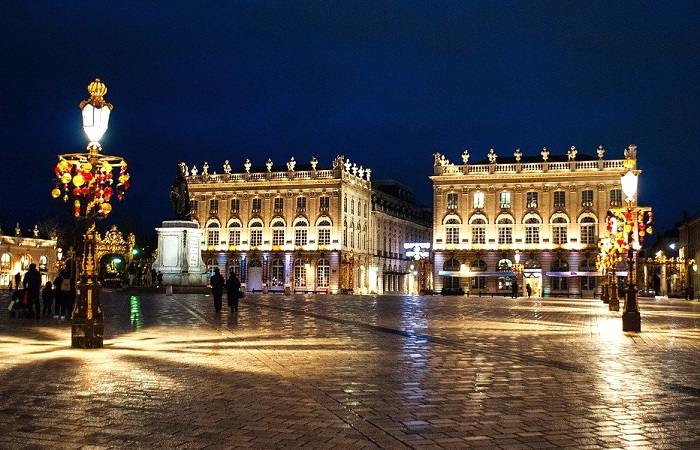 Offrez-vous une escapade nocturne sur la célèbre Place Stanislas à Nancy lors de vos vacances en Meurthe-et-Moselle