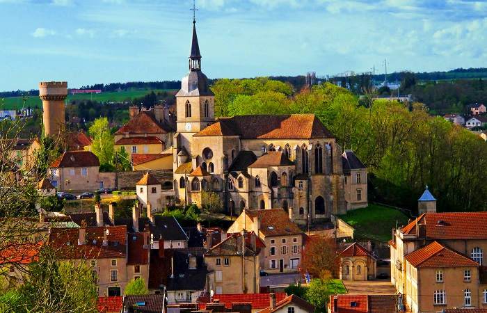 Profitez de votre séjour dans les Vosges pour visiter le village de Neufchâteau