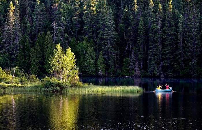 Profitez d'une balade sur un lac en canoë lors de vos prochaines vacances familiales