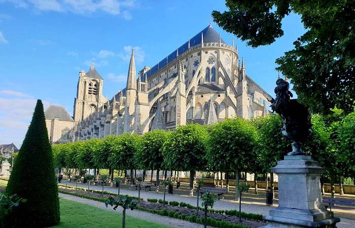 Si vous souhaitez visiter le Cher, pensez à vous offrir une escapade à Bourges pour découvrir sa magnifique cathédrale
