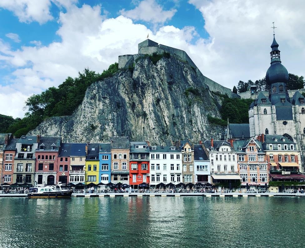 Dinant l'une des plus belles villes de Belgique sur les bords de la Meuse © Toploc