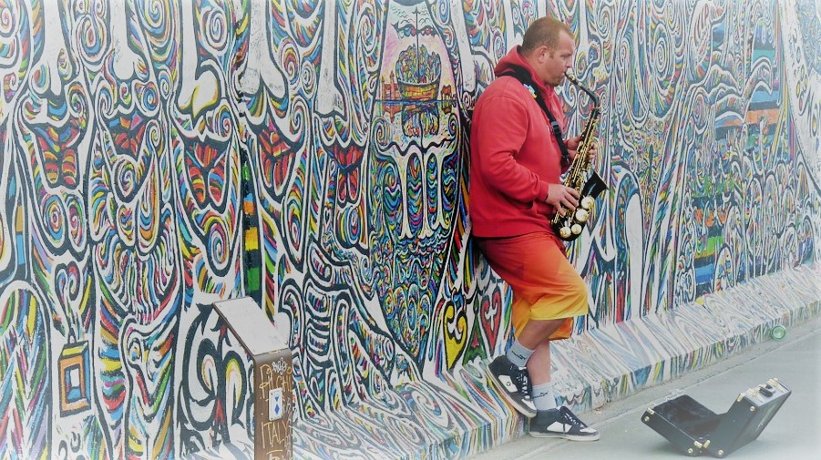Un musicien saxophoniste de rue pas concerné par la taxe Sacem et location saisonnière © DR