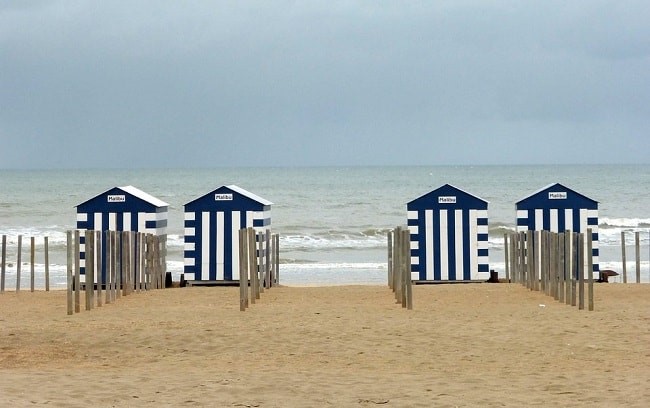 Cabane de plage sur la côte belge hébergement à la mer © DR