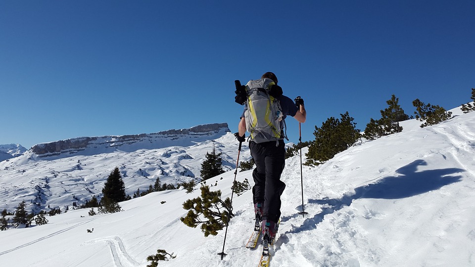 Randonnée en hiver : ski de randonnées ou raquettes à neige
