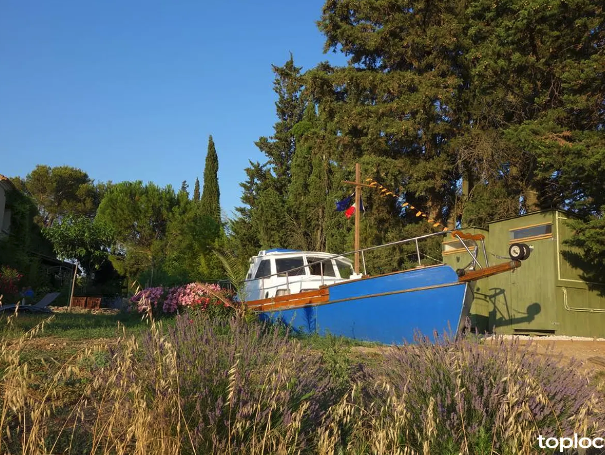 Bateau sur l'herbe à Avignon parmi les hébergements nature en France © Toploc