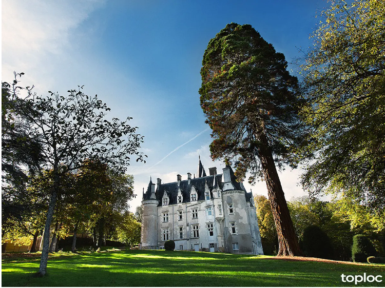 Dormir dans un château : Le château de Saint-Germain-d'Arcé dans les Pays-de-la-Loire © Toploc
