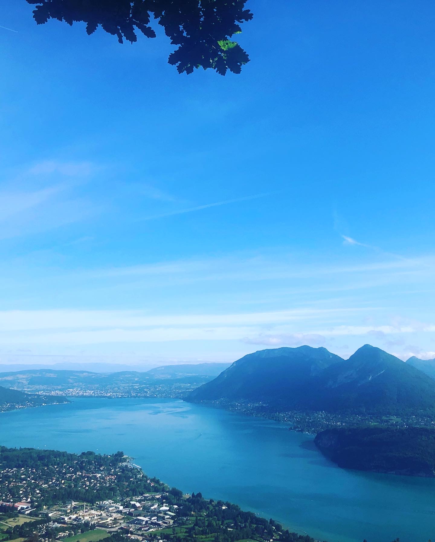 Vue sur le lac d'Annecy depuis la Cochette pendant la Maxi Race 2022 © Toploc