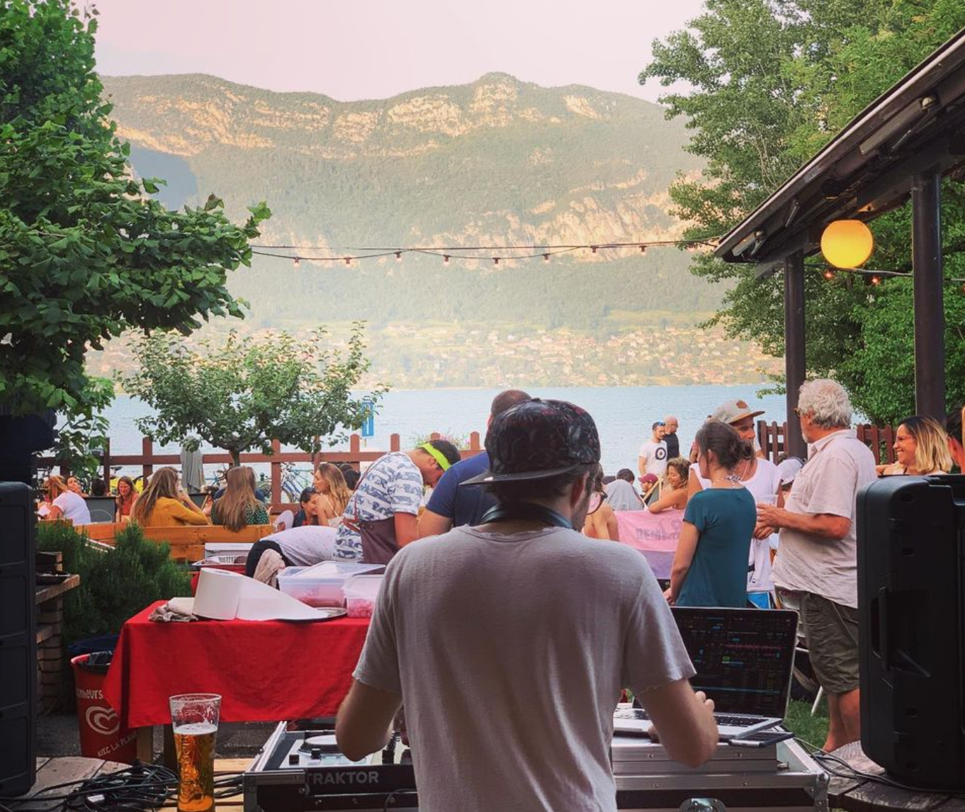 DJ set et vue sur le Mont Veyrier à l'Oasis parmi les bars Annecy où profiter de la plage © l'Oasis