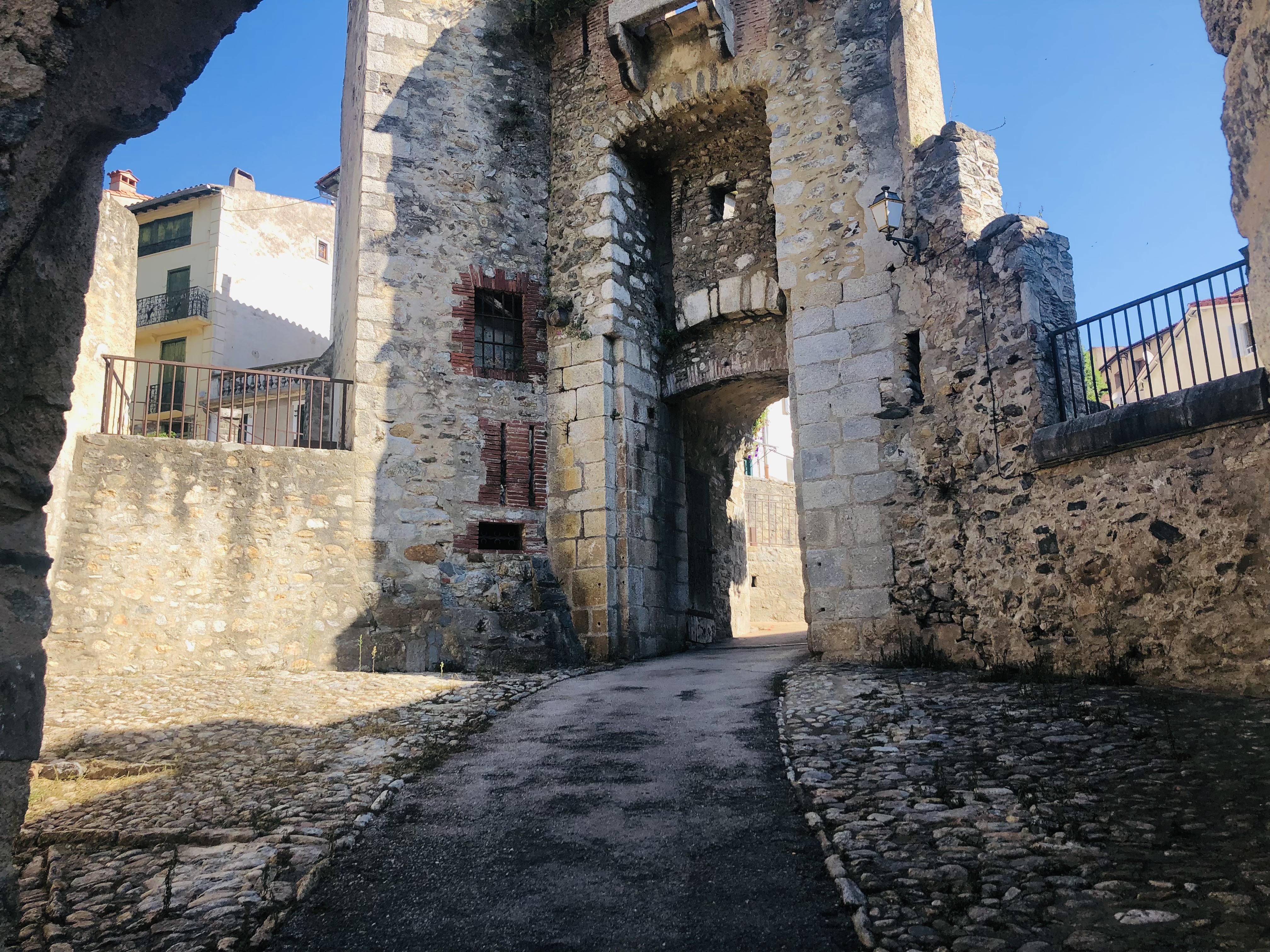 La porte d'Espagne qui mène à la route du col d'Ares, haut-lieu de la "retirade" © Toploc