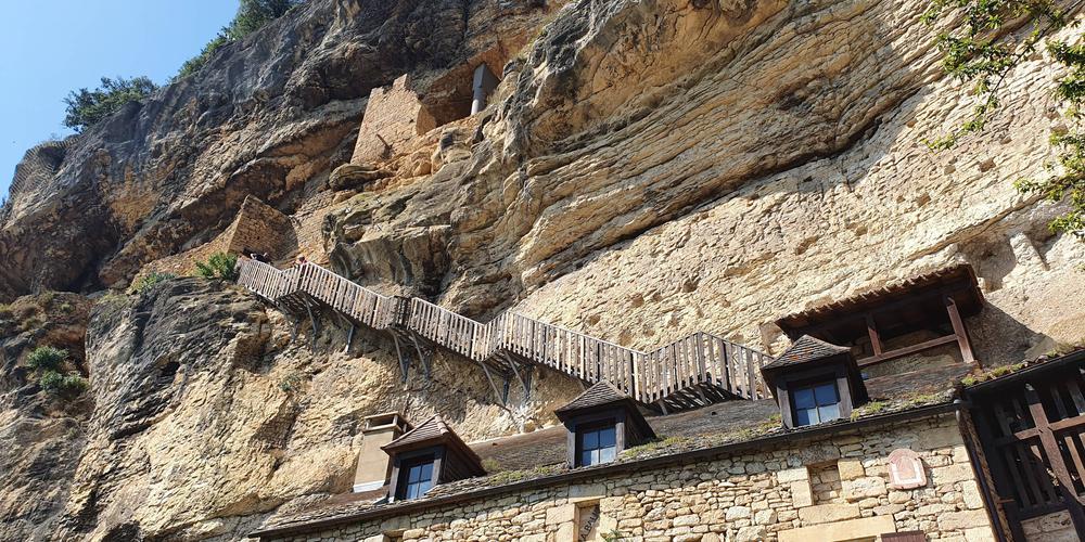 Visiter la Roque-Gageac et son Fort Troglodyte accessible par l'escalier à flanc de falaise © mediasudouest