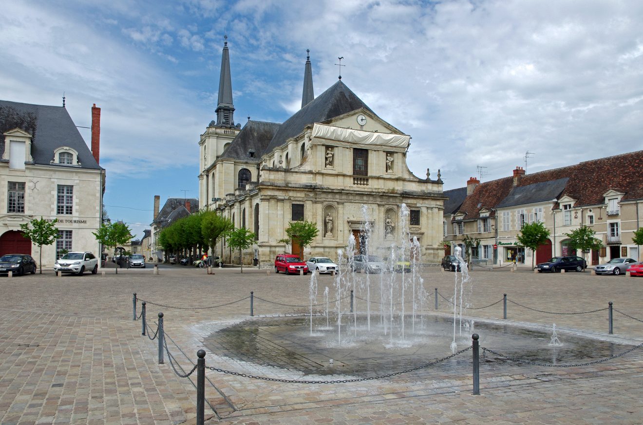 La cité de Richelieu place Daniel Jolivet pour visiter l'Indre-et-Loire © My-loire-valley.com