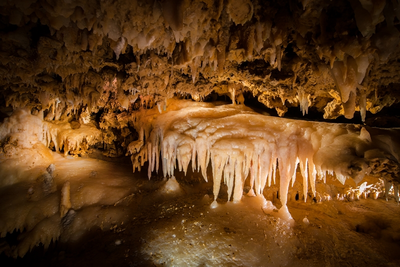 La Grotte du Grand Roc est la seule grotte géologique à être au patrimoine de l'UNESCO © Dan Courtice