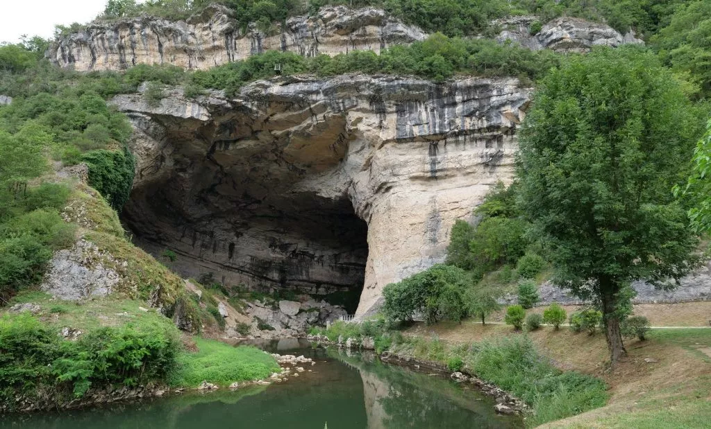 Visiter l'Ariège et la grotte du Mas d'Azil dans les Pyrénées © Camping le Petit Pyrénéen
