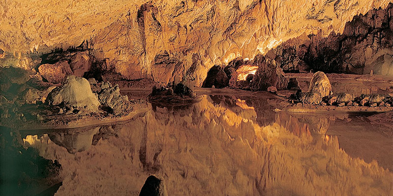 Le lac au milieu de la Grotte des Merveilles à Rocamadour © Grottedesmerveilles.com