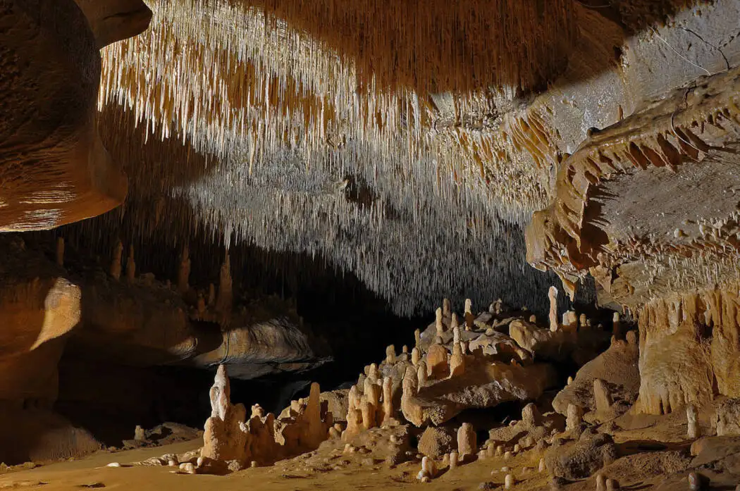Grotte Dordogne de Cougnac avec ses stalactites très fines © Perigord.com
