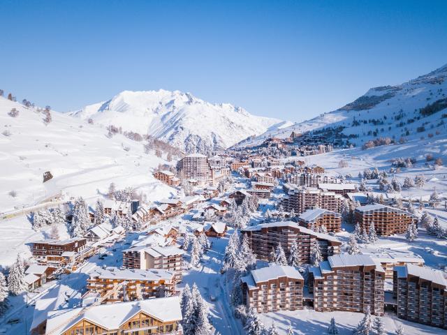 ©les2alpes skier en famille lors de vos vacances pour visiter l'Isère