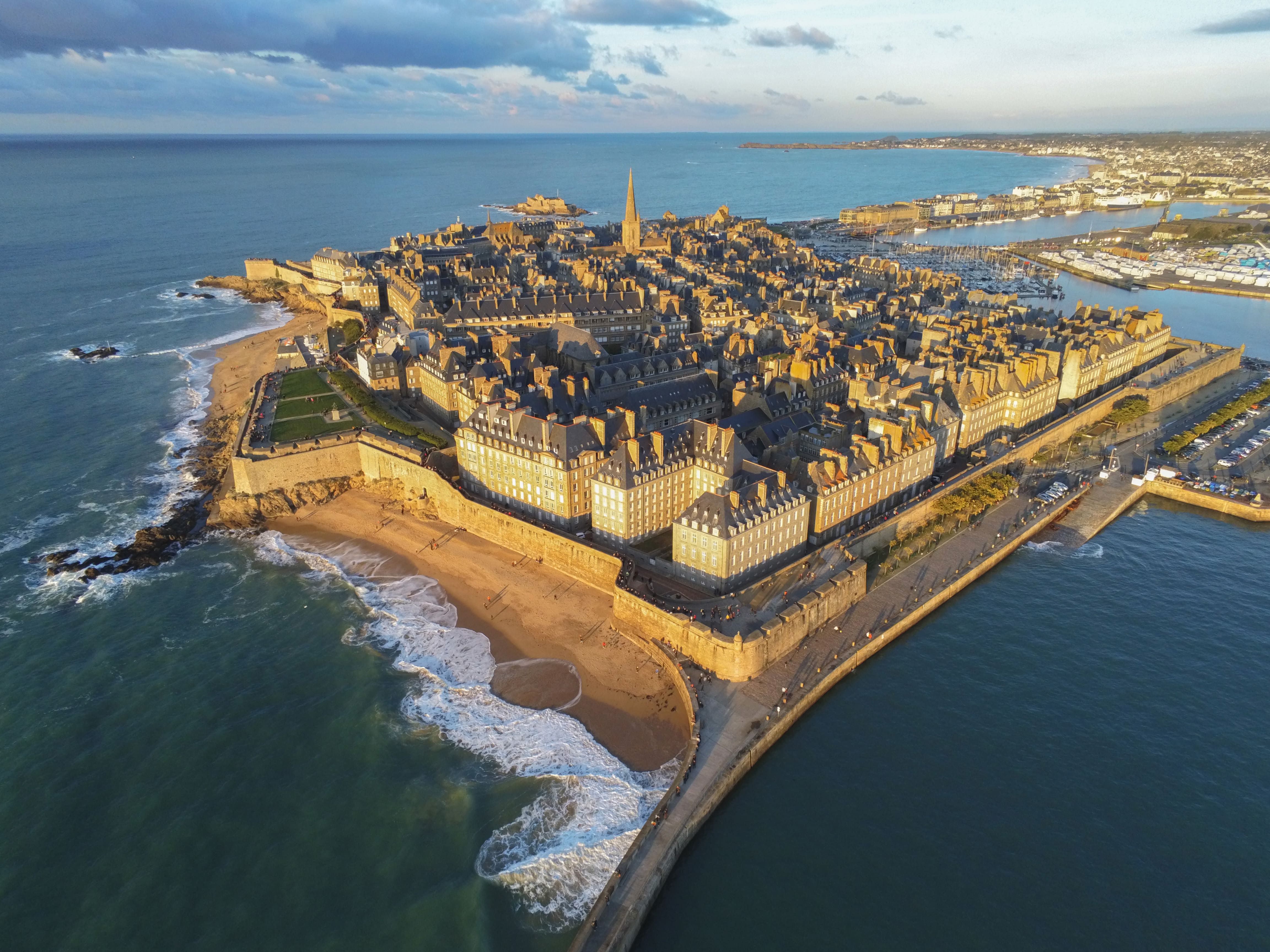 Offrez-vous des vacances en Ille-et-Vilaine et profitez d'une escapade en mer pour admirer Saint-Malo © Tourmag