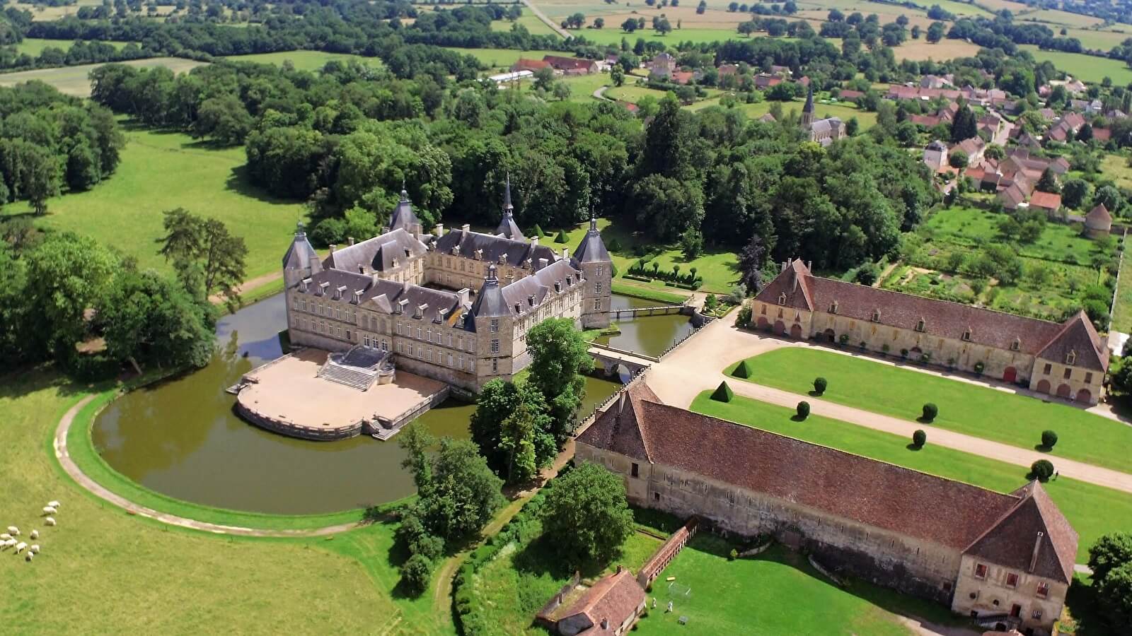 Le château de Sully un château en Bourgogne-Franche-Comté ©Bourgogne-Franche-Comté Tourisme