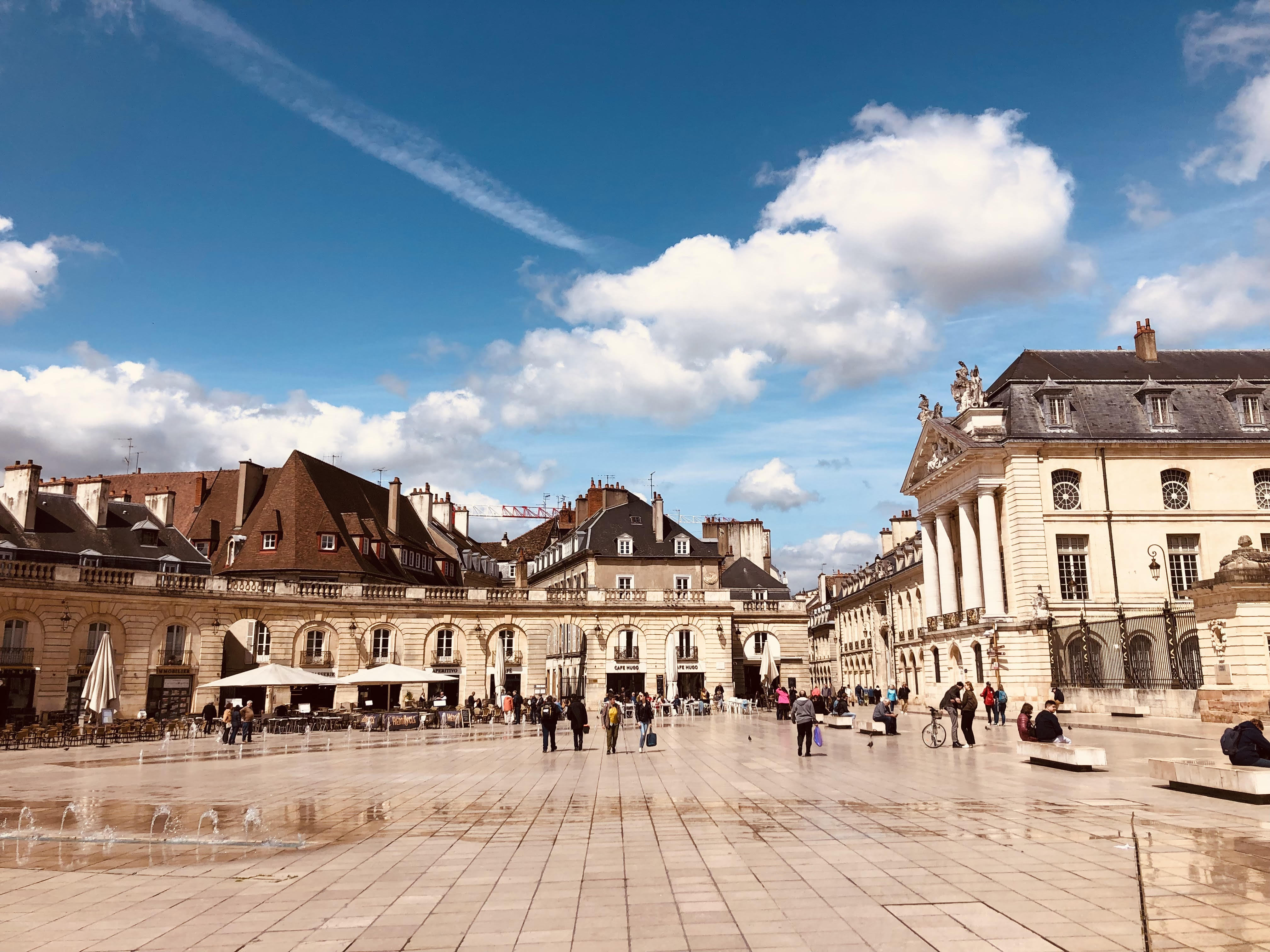 La Place de la Libération face au Palais des Ducs de Bourgogne à Dijon © Toploc