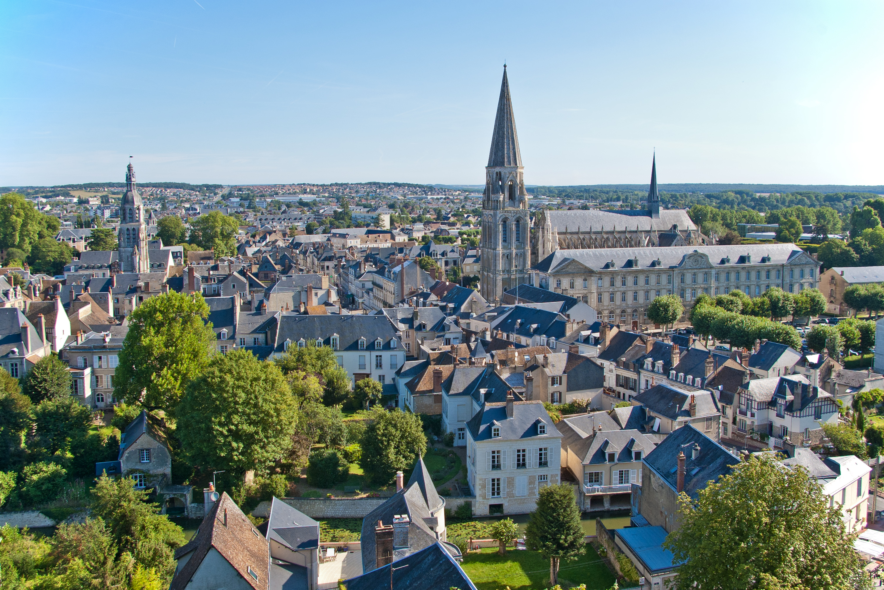 Prenez un peu de hauteur pour découvrir la ville de Vendôme et visiter le Loir-et-Cher © Wikipédia