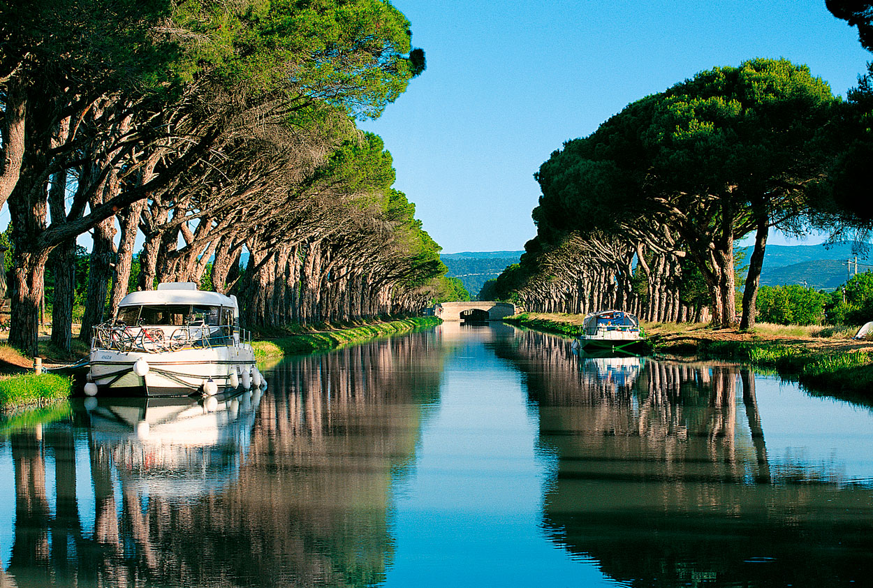 Offrez-vous une promenade le long du Canal du Midi lors de votre visite en Haute-Garonne © détours en France