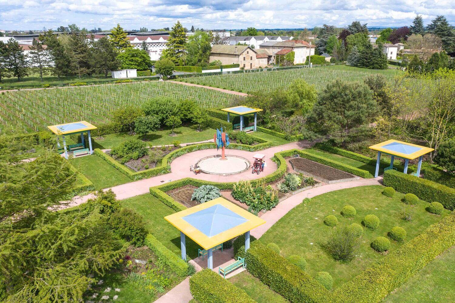 Découvrez Romanèche-Thorins et détendez-vous au sein du jardin "Un Jardin en Beaujolais" ©Dombes Tourisme