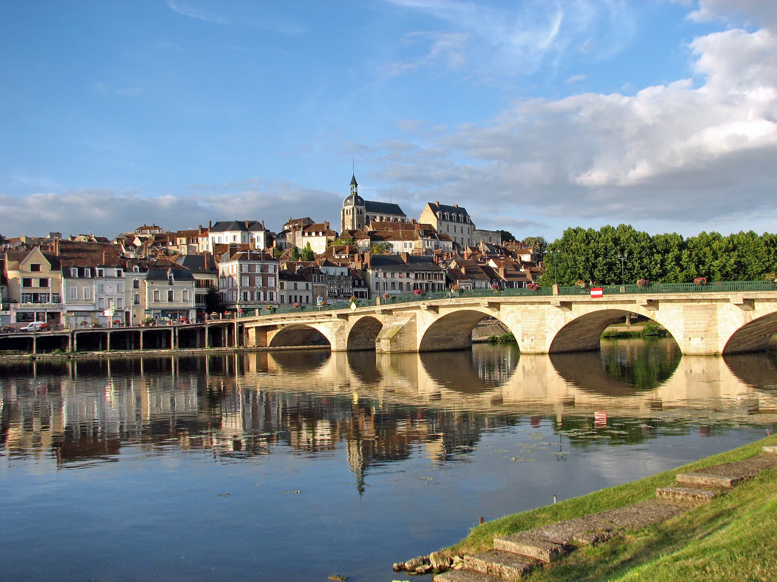 ©expedia Balade à Joigny lors des vacances pour visiter l'Yonne