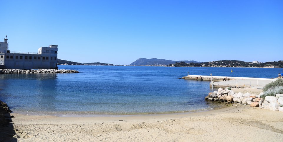 Se détendre à une des plages de Toulon lorsque vous venez visiter le Var ©sncf