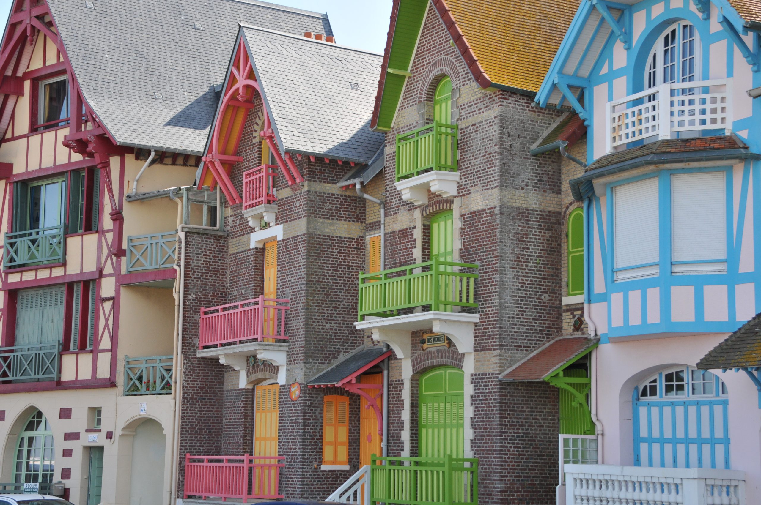 Visiter la Somme et les fameuses villas colorées arborant le bord de mer de mers-les-Bains © Tourisme-baiedesomme