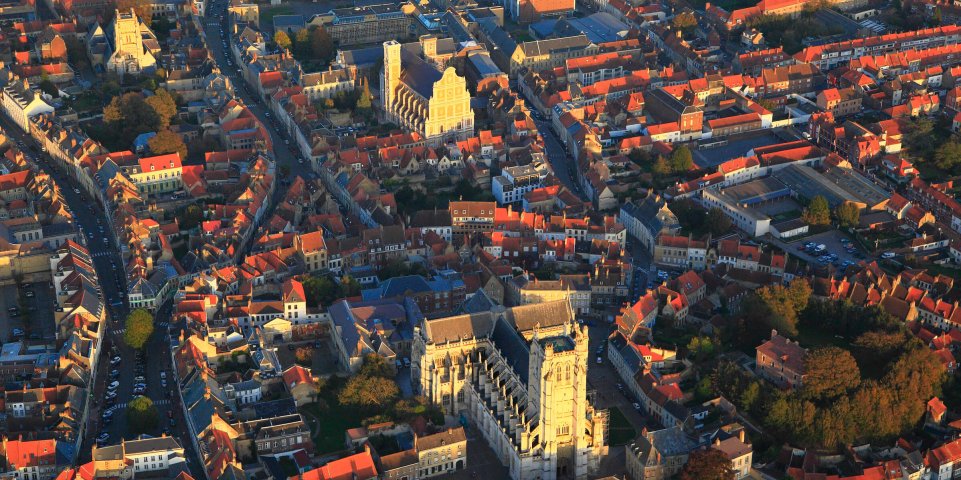 La vue aérienne de Saint-Omer, Ville d'art et d'histoire et visiter le Pas-de-Calais © SNCF Connect 