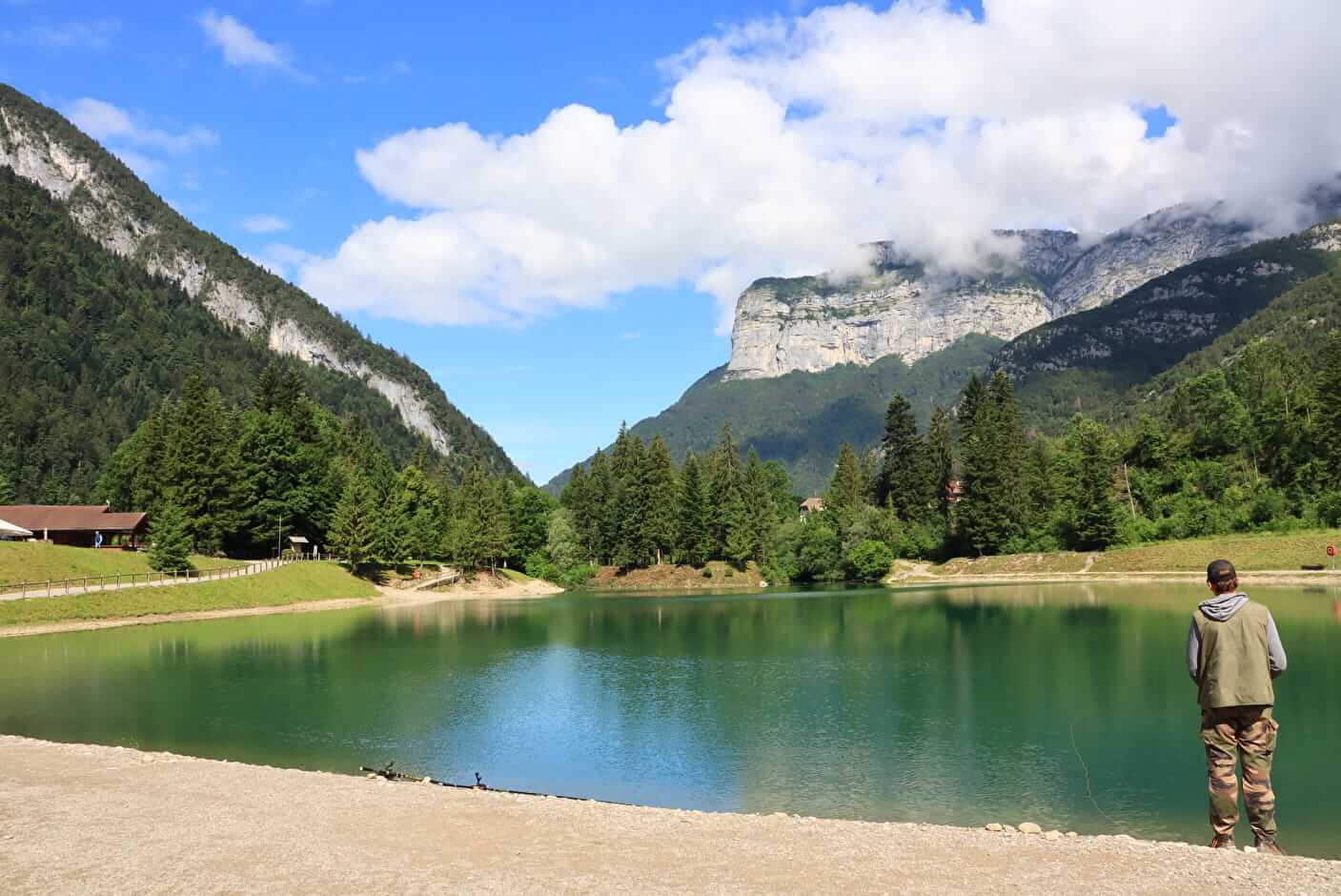 Venez pêcher dans le lac de montagne, le Lac de Thuy à Thônes ©Savoie Mont-Blanc