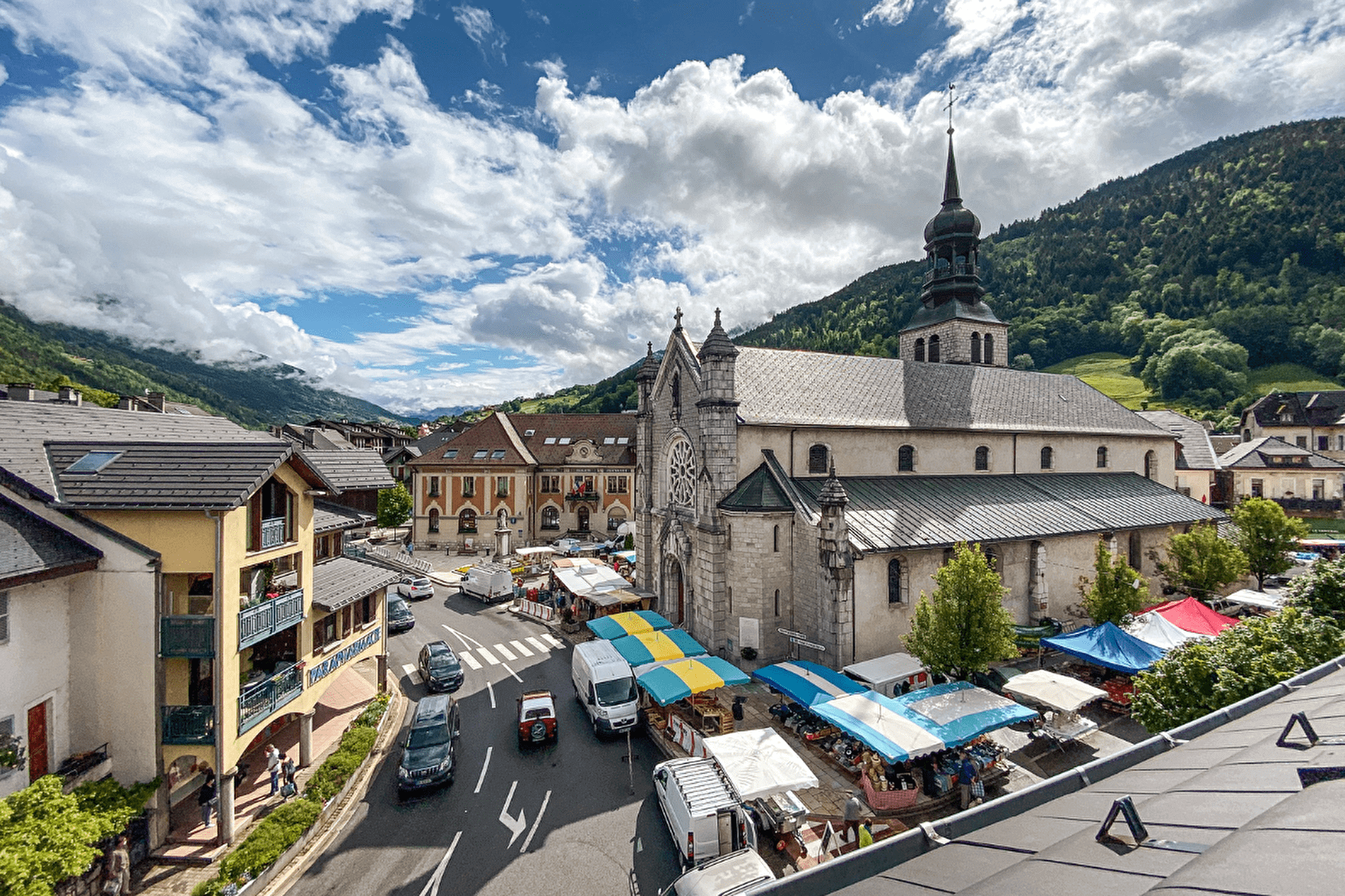 L'Église Saint-Maurice, édifice central de la ville de Thônes ©Savoie Mont Blanc