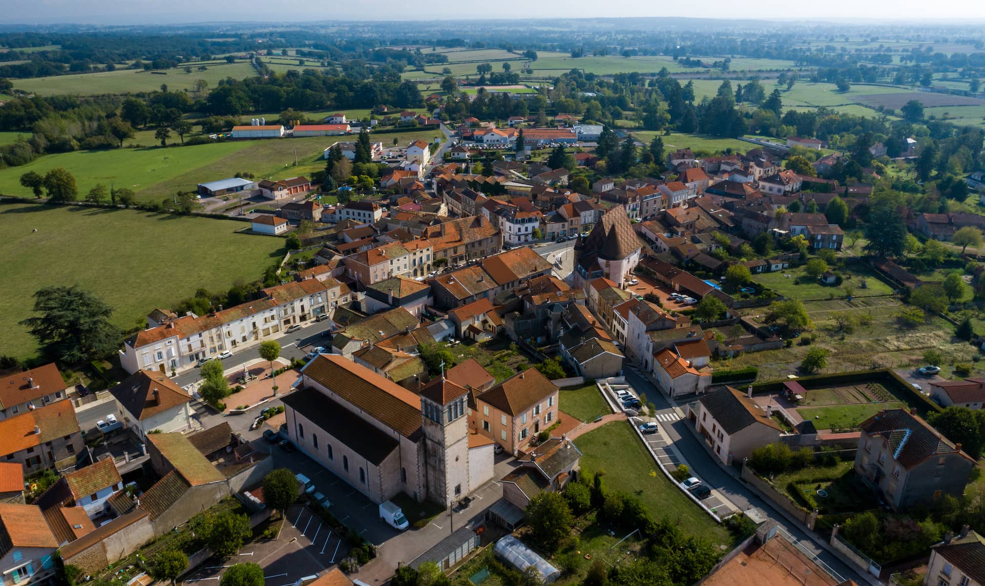 Vue aérienne du village de la Pacaudière dans le Roannais © La-pacaudiere.fr