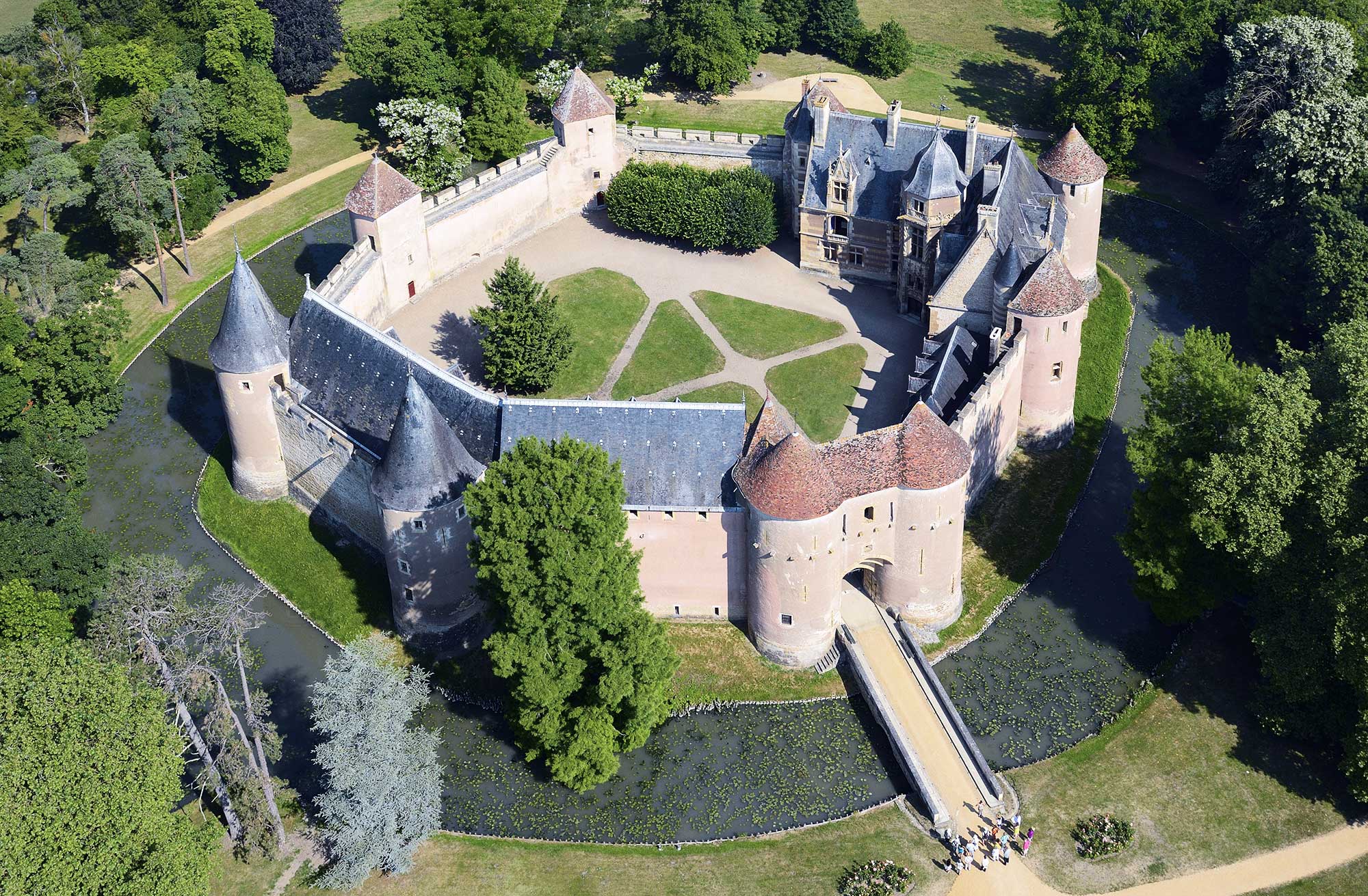 Vue aérienne du Château d'Ainay-le-Vieil © Arnaud Chicurel / Chateau-ainaylevieil.fr