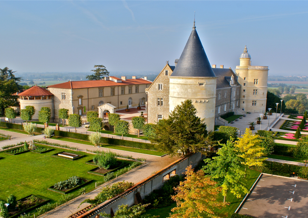 Le Château d'Andrézieu-Bouthéon situé en plein coeur de la plein du Forez © Auvergnerhonealpetourisme / Hubert Genouilhac
