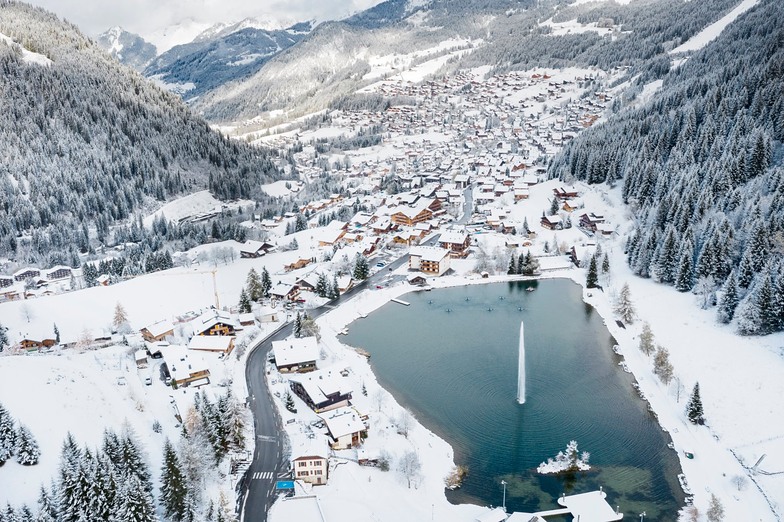 Vue aérienne du village de la station-village de Châtel en Haute-Savoie © Snow-forecast.com