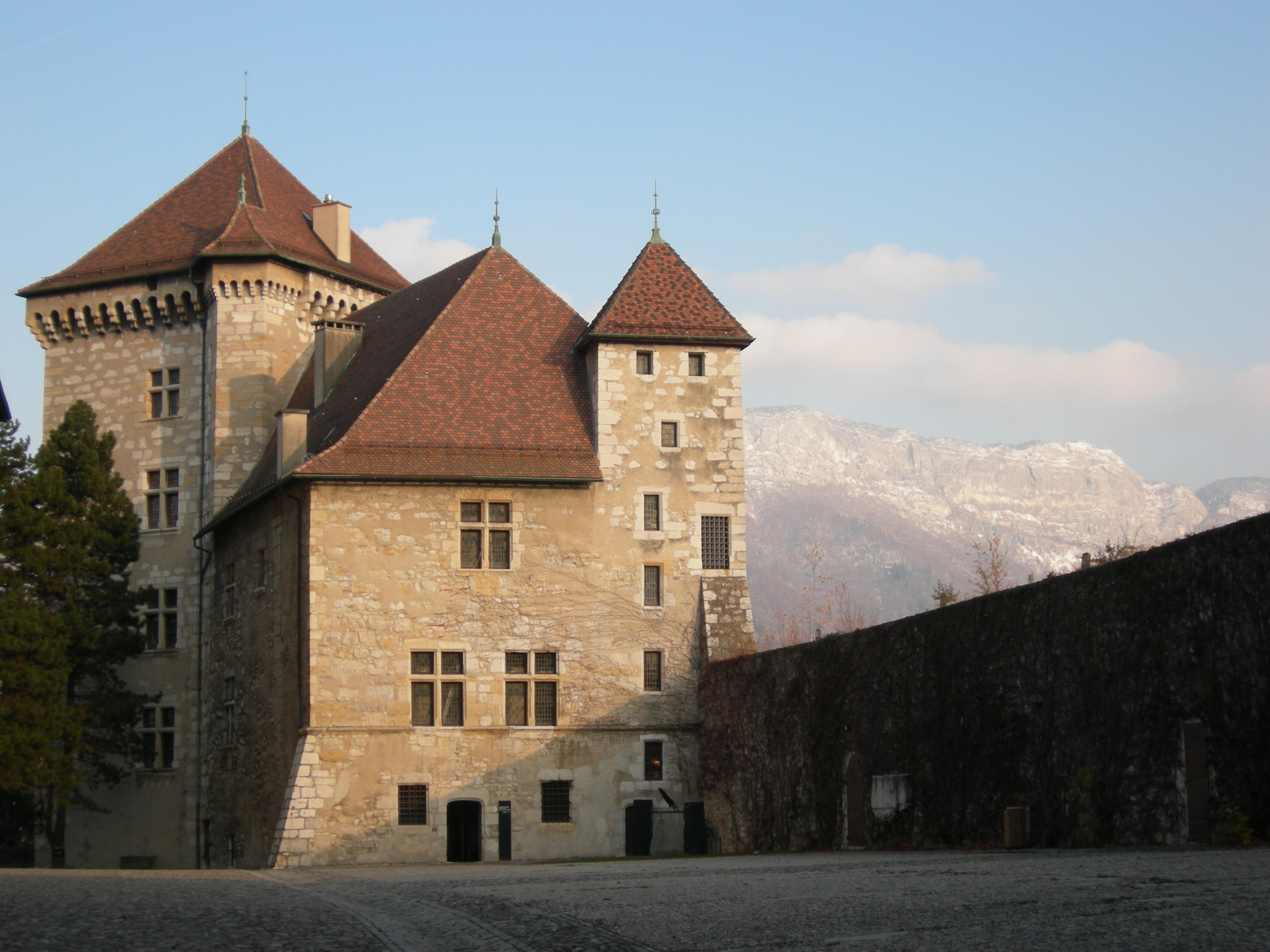 Le Musée Château d'Annecy surplombe la vieille ville © Wikipedia 
