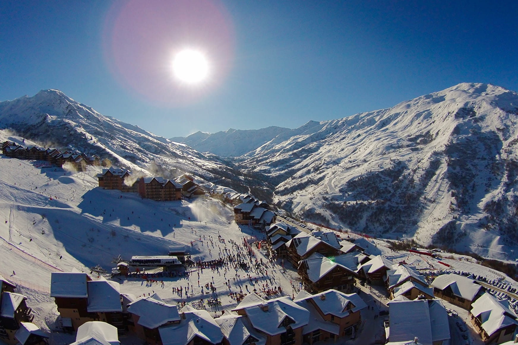 La station de Valmeinier sous un soleil éclatant parmi les plus enneigées des stations de ski de Savoie © Savoie Mont Blanc 