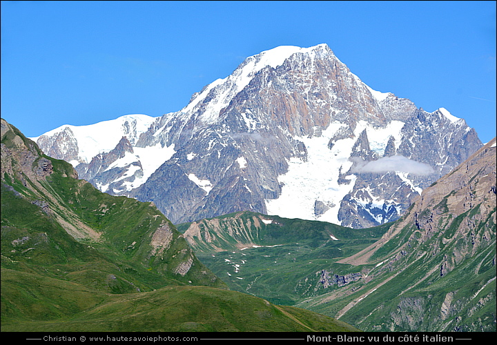 Le Mont-Blanc 4810m vu du côté italien au Col du Petit Saint Bernard © Hautesavoiephotos.com