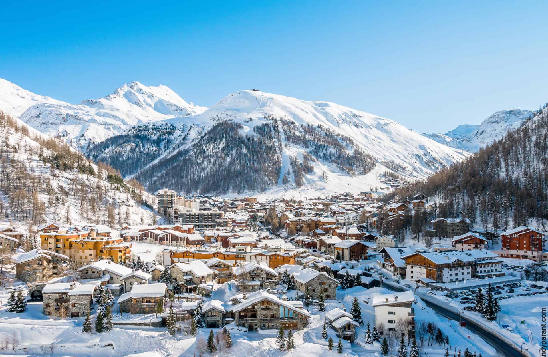 La station de ski de Val-d'Isère et son charmant village parmi les stations de ski de Savoie © ski-booking.com
