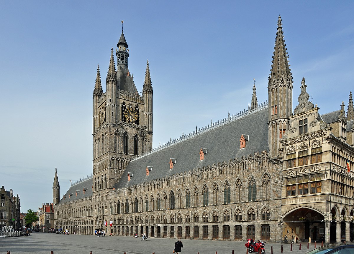 Visiter la Belgique et la halle aux draps d'Ypres © Wikipedia