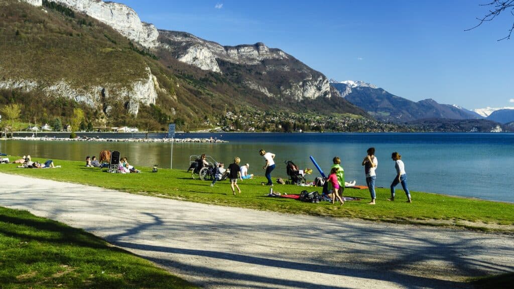 Visiter Annecy en 2 jours et faire un pique-nique face au lac. Profitez d'un instant baignade à la plage d'Albigny © OVO Network