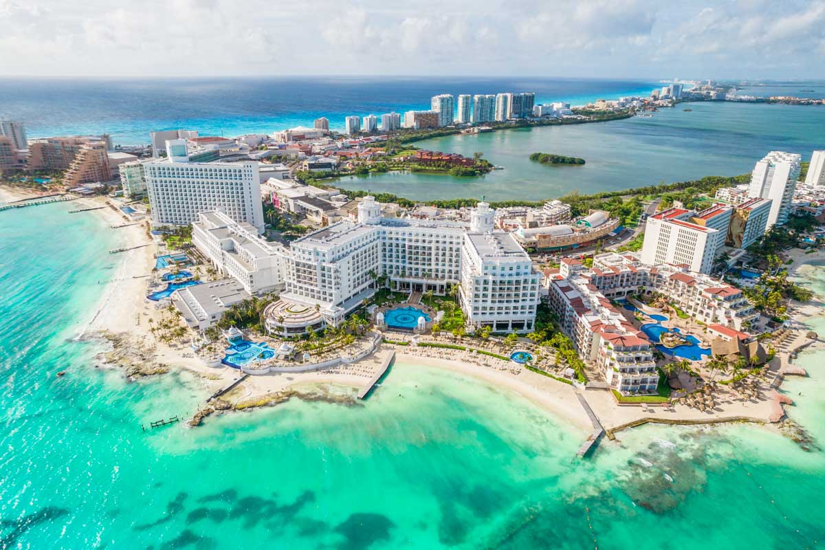 La Marina de Cancun avec vue sur ses hôtels en front de mer © DR