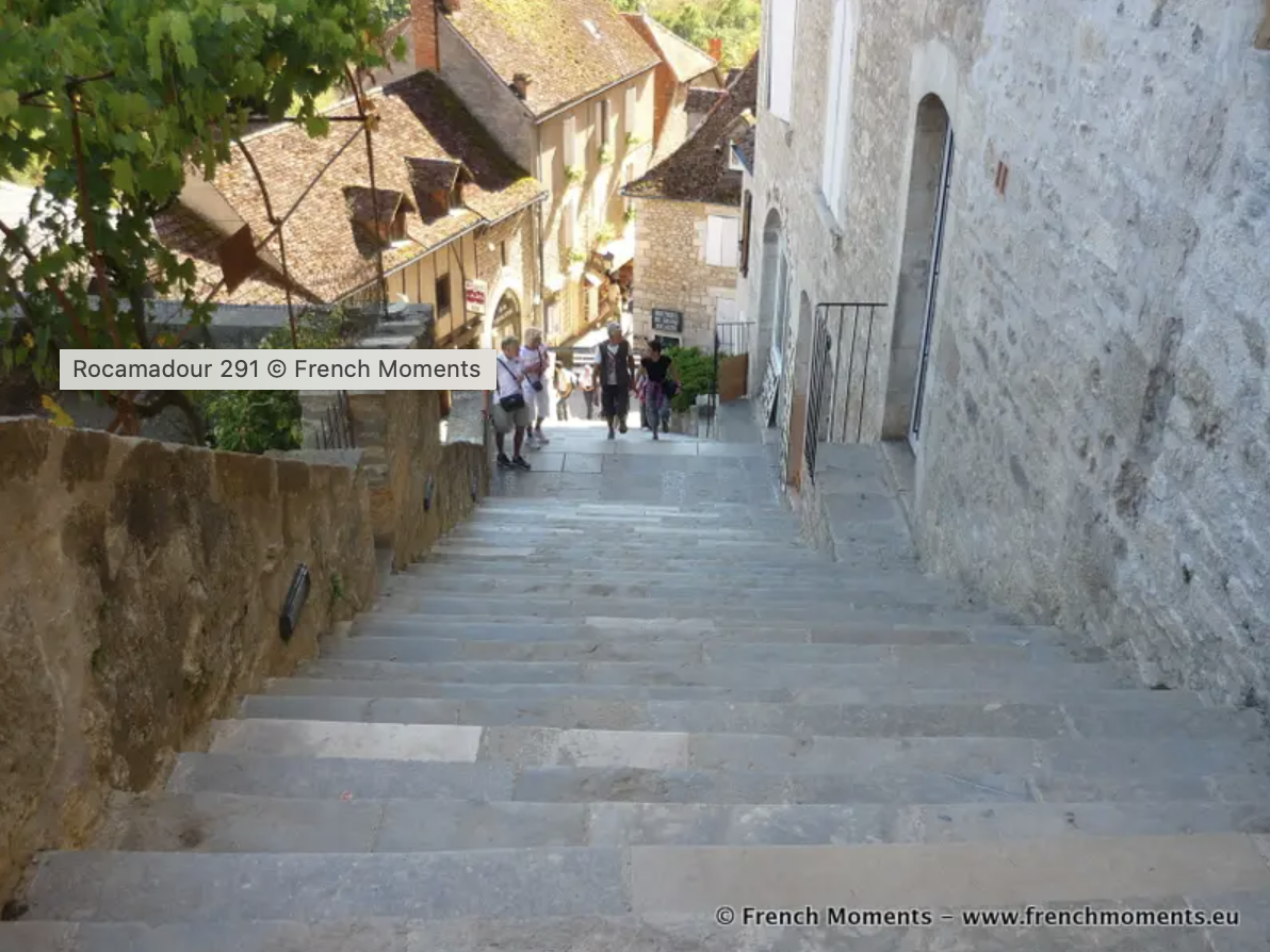 Le Grand Escalier et ses 216 marches, lieu de pèlerinage vers le sanctuaire © French Moments 