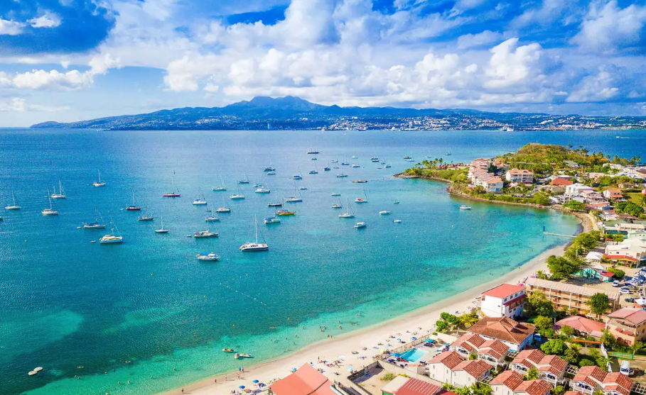 Vue aérienne des Trois-îlets pour visiter la Martinique © Promovacances