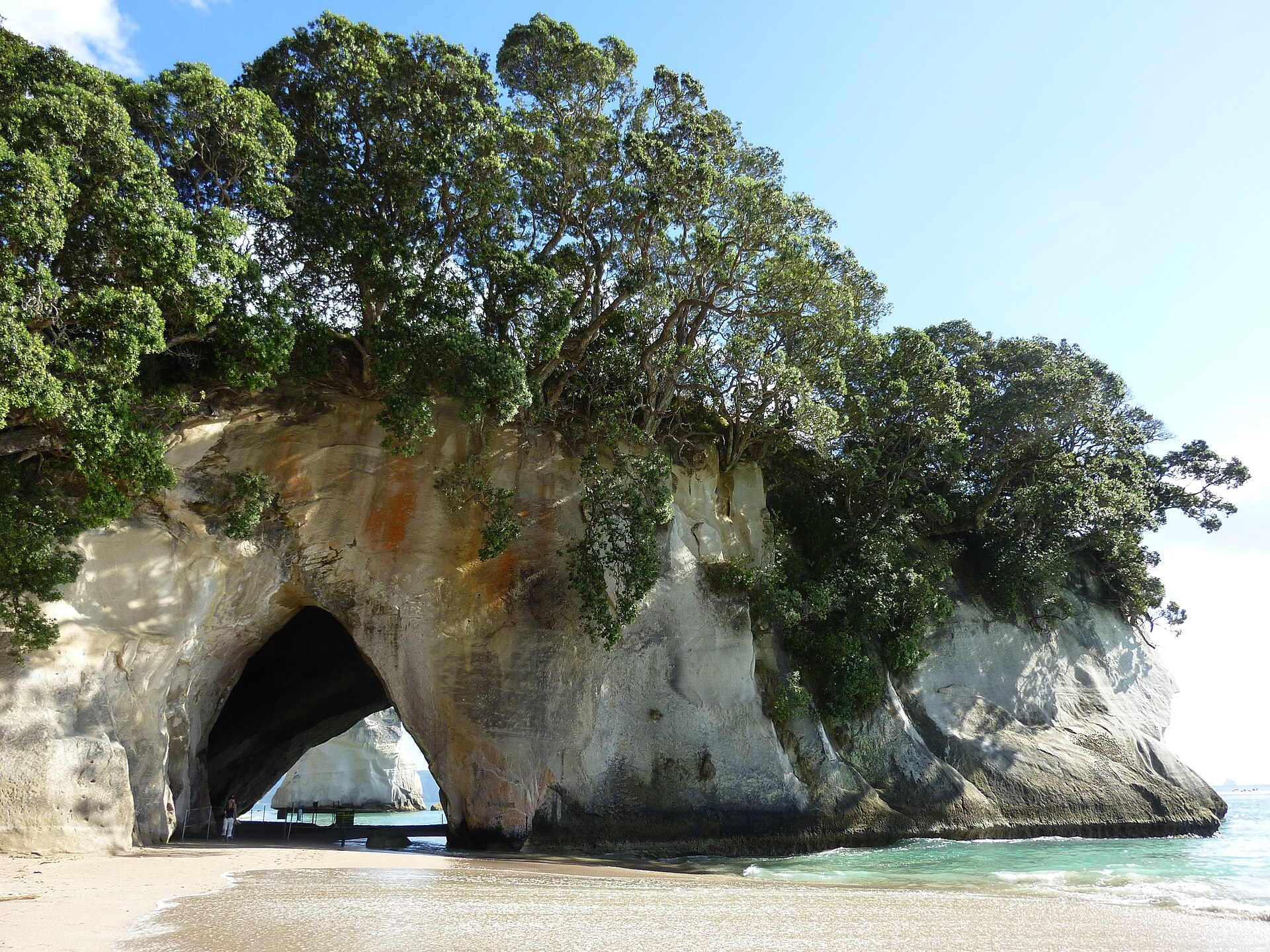 L'une des arches de Cathedral Cove sur la péninsule de Coromandel en Nouvelle-Zélande © Wikipedia