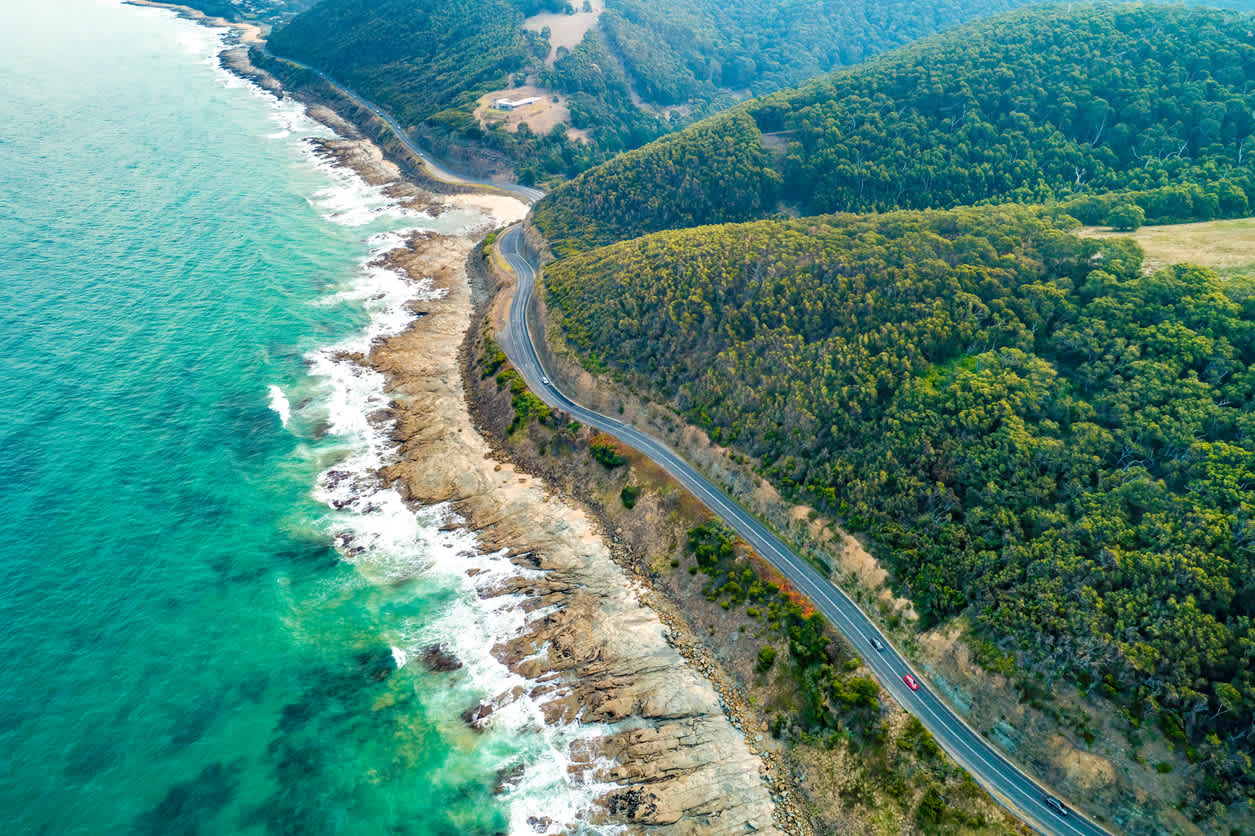 Vue sur l'Ocean Road qui traverse une partie de l'Australie depuis Torquay © Tourlane 